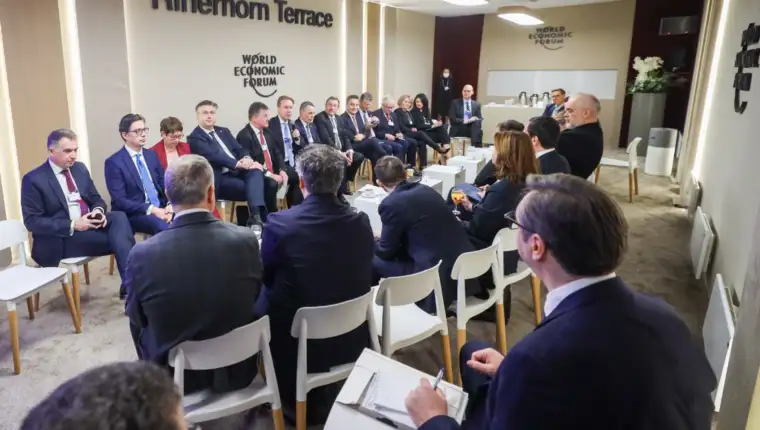 vucic davos sjedi sam