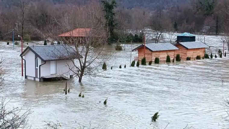 BiH: U Bihaću poplavljeno više naselja, širom Krajine aktivirana brojna klizišta