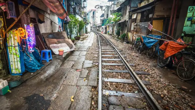 62465555-train-street