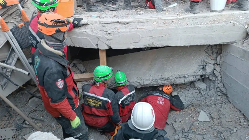 AA-20230210-30245720-30245718-TIM_IZ_SARAJEVA_I_IHH_SPASILI_SEST_OSOBA_IZ_RUSEVINA_HATAYA_102_SATA_NAKON_ZEMLJOTRESA