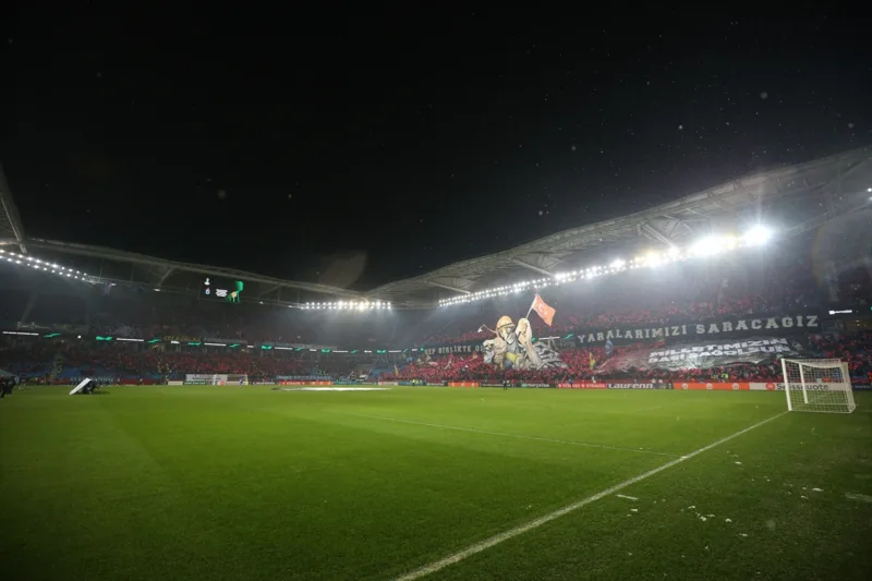 AA-20230216-30331052-30331044-KONFERENCIJSKA_LIGA_TRABZONSPOR_SAVLADAO_BASEL_NAVIJACI_PRIPREMILI_FANTASTICNU_KOREOGRAFIJU