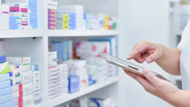 Pharmacist,Holding,Computer,Tablet,Using,For,Filling,Prescription,In,Pharmacy