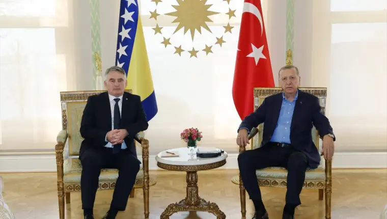 AA-20230217-30335661-30335660-TURKIYE_ERDOGAN_UGOSTIO_KOMSICA_U_ISTANBULU
