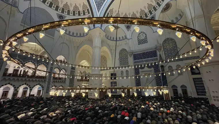 AA-20230217-30341343-30341340-MUSLIMANI_VECERAS_OBILJEZAVAJU_MUBAREK_NOC_LEJLETULMIRADZ