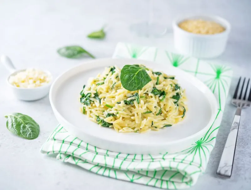 62489280-orzo-tjestenina-s-baby-spinatom-limunom-i-timijanom