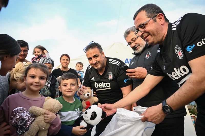 AA-20230302-30457095-30457081-IGRACKE_PRIKUPLJENE_NA_STADIONU_BESIKTASA_STIGLE_U_RUKE_MALISANA_U_HATAYU