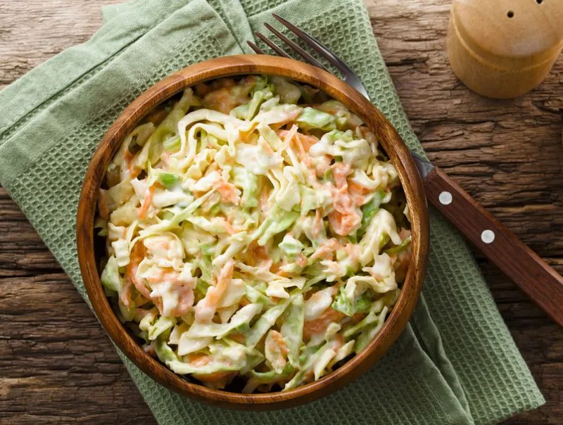 62501407-coleslaw-s-kremastim-preljevom