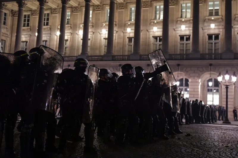 AA-20230317-30592689-30592654-SUKOBI_NA_ULICAMA_PARIZA_TOKOM_PROTESTA_PRIVEDENO_SKORO_200_LJUDI