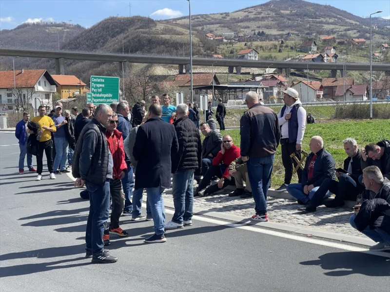 AA-20230331-30728553-30728552-BIH_ZENICKI_RUDARI_BLOKIRALI_MAGISTRALNI_PUT_M17_NE_ODUSTAJU_OD_SVOJIH_ZAHTJEVA-1