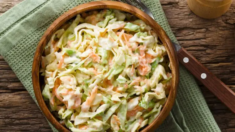 62501407-coleslaw-s-kremastim-preljevom