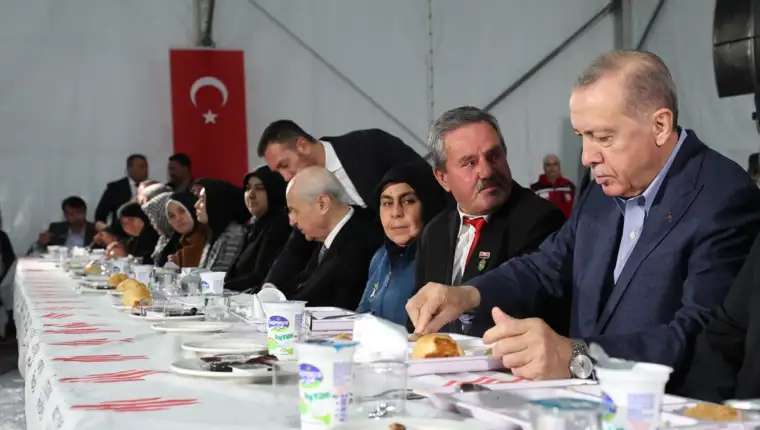 AA-20230323-30661097-30661094-TURSKI_PREDSJEDNIK_ERDOGAN_IFTAR_DOCEKAO_U_KONTEJNERSKOM_NASELJU_SA_ZRTVAMA_ZEMLJOTRESA