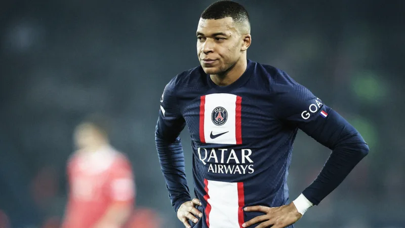 mbappe-waits-16-9