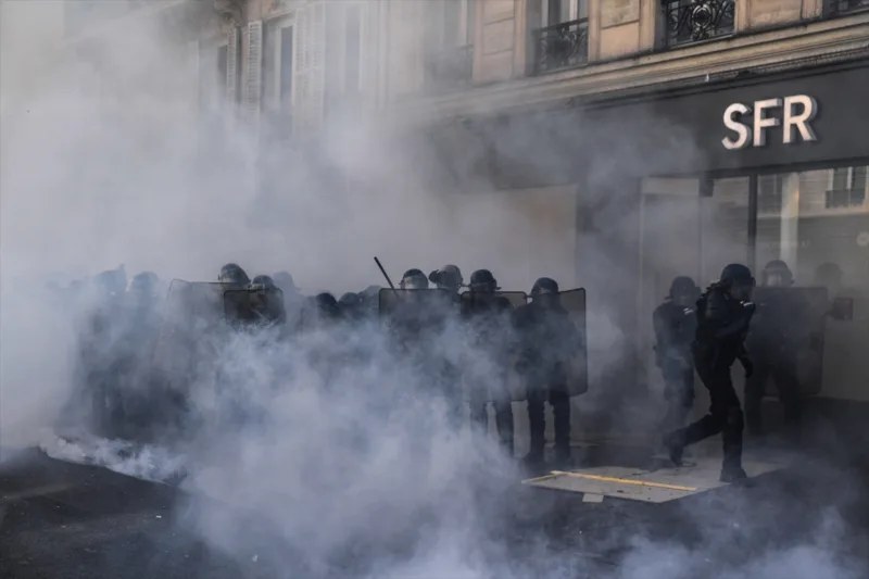 AA-20230413-30844913-30844887-SUKOBI_TOKOM_PROTESTA_NA_ULICAMA_SIROM_FRANCUSKE_380000_LJUDI