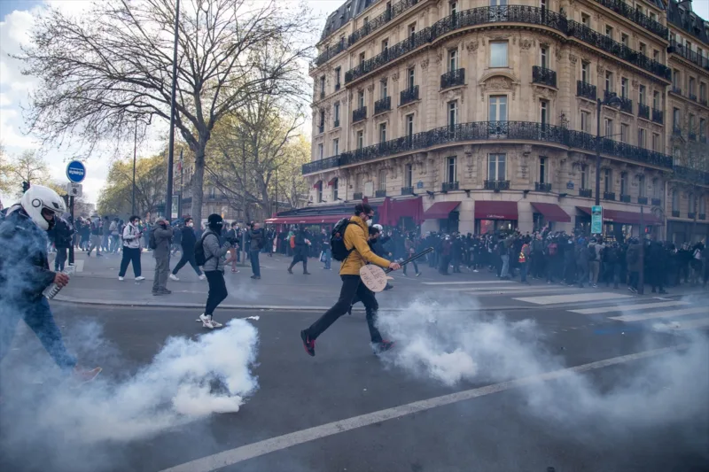 AA-20230413-30842998-30842997-PARIZ_NEREDI_TOKOM_PROTESTA_POVRIJEDEN_MUSKARAC