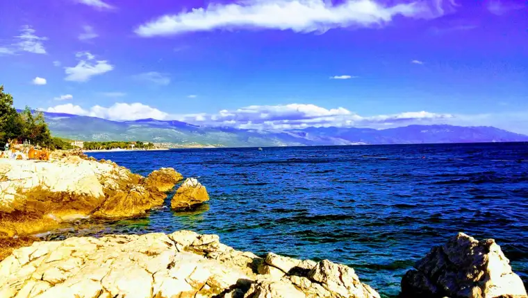 1280px-Pogled_sa_plaže,_Novi_Vinodolski