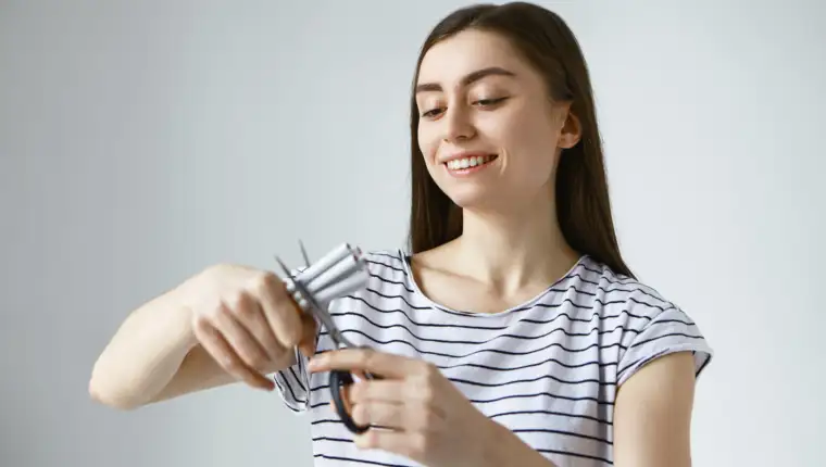 RAPORT_happy-young-european-woman-feeling-free-destructive-unhealthy-tobacco-addiction-holding-several-cigarette-cutting-them-halves-using-scissors