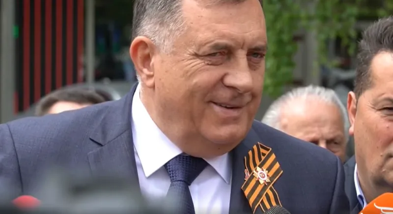 dodik smije se