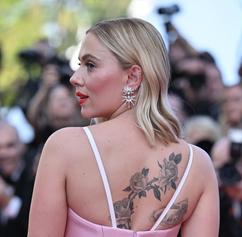 AA-20230523-31217854-31217835-FESTIVAL_U_CANNESU_PREMIJERA_FILMA_ASTEROID_CITY_CRVENIM_TEPIHOM_PROSETALI_SCARLETT_JOHANSSON_I_TOM_HANKS