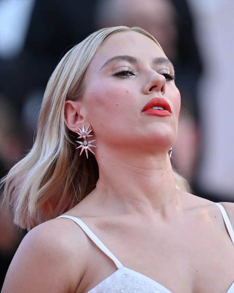AA-20230523-31217854-31217850-FESTIVAL_U_CANNESU_PREMIJERA_FILMA_ASTEROID_CITY_CRVENIM_TEPIHOM_PROSETALI_SCARLETT_JOHANSSON_I_TOM_HANKS