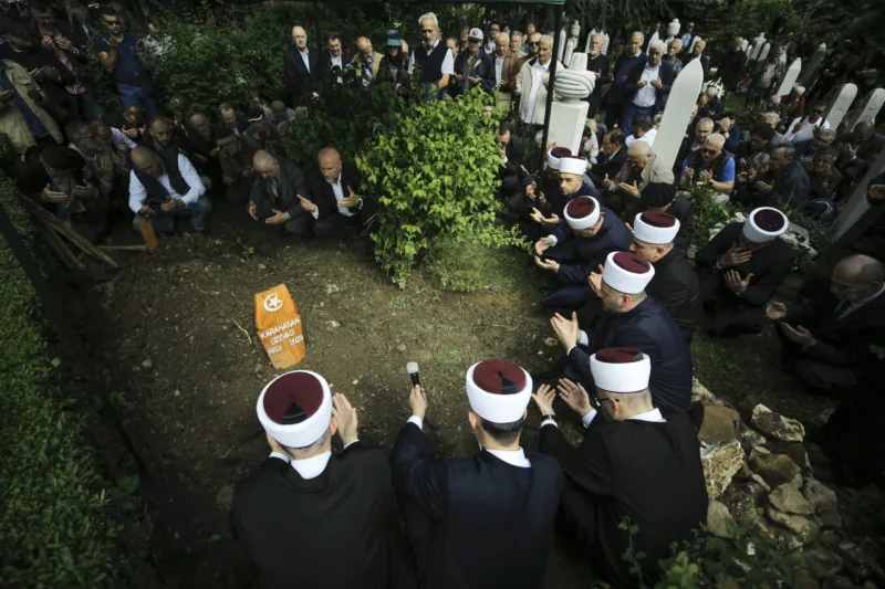 U Sarajevu klanjana dženaza-namaz književniku Dževadu Karahasanu