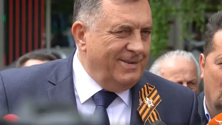 dodik smije se