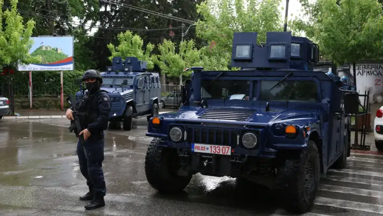 AA-20230526-31246086-31246072-KOSOVO_U_ZVECANIMA_MIRNO_POLICIJA_I_GRADONACELNIK_U_ZGRADI_OPSTINE