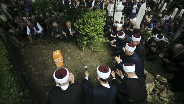 U Sarajevu klanjana dženaza-namaz književniku Dževadu Karahasanu