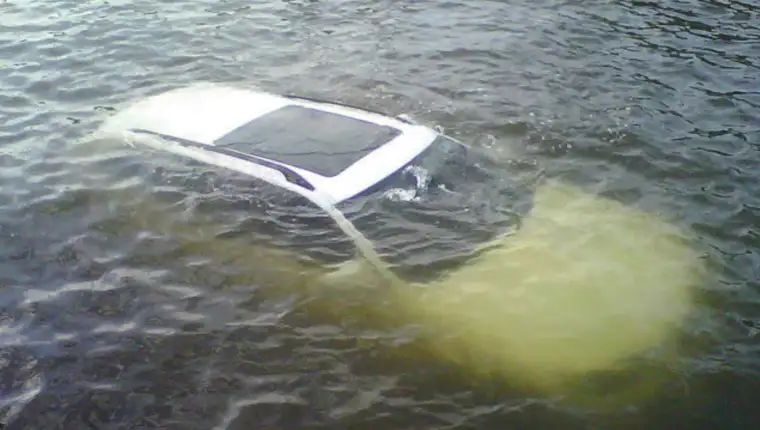 automobil pod vodom