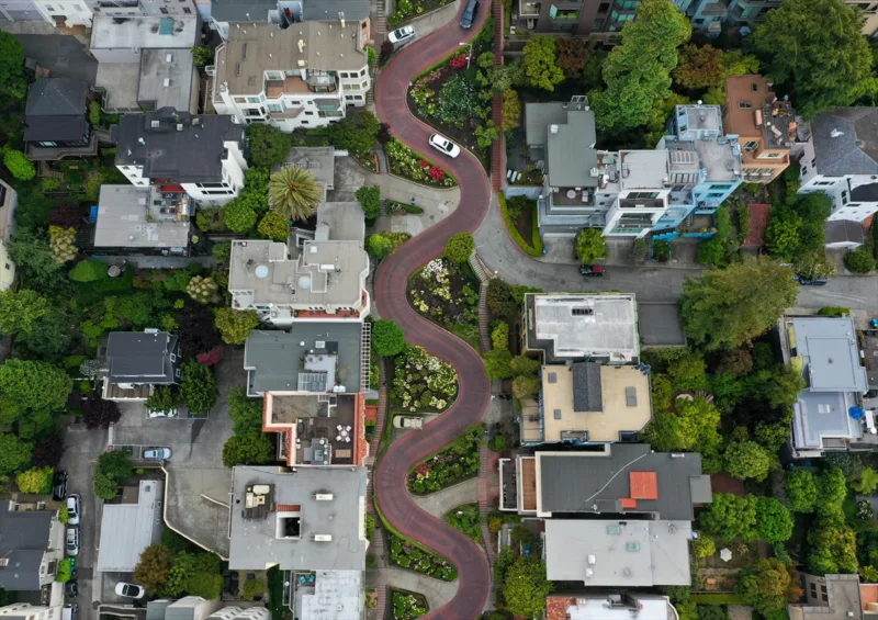 AA-20230611-31398702-31398695-LOMBARD_STREET_NAJPOZNATIJA_KRIVUDAVA_ULICA_NA_SVIJETU