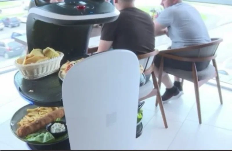 robot konobar 2