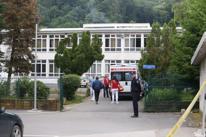 AA-20230614-31424788-31424787-BIH_PUCNJAVA_U_OSNOVNOJ_SKOLI_U_LUKAVCU_RANJEN_UPOSLENIK