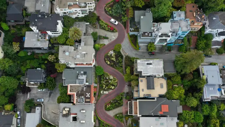 AA-20230611-31398702-31398695-LOMBARD_STREET_NAJPOZNATIJA_KRIVUDAVA_ULICA_NA_SVIJETU