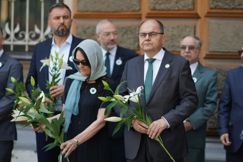 Građani Sarajeva odali počast koloni sa tabutima žrtava genocida u Srebrenici