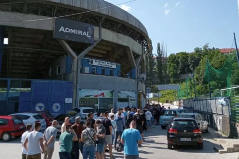 Grbavica, red za karte