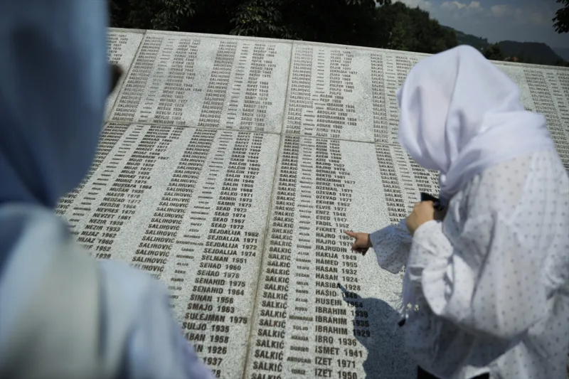 AA-20230711-31645438-31645432-U_GENOCIDU_U_SREBRENICI_UBIJENE_I_CIJELE_PORODICE_MAJKE_SE_VRACAJU_TAMO_GDJE_IMAJU_USPOMENE_NA_LJEPSE_DANE
