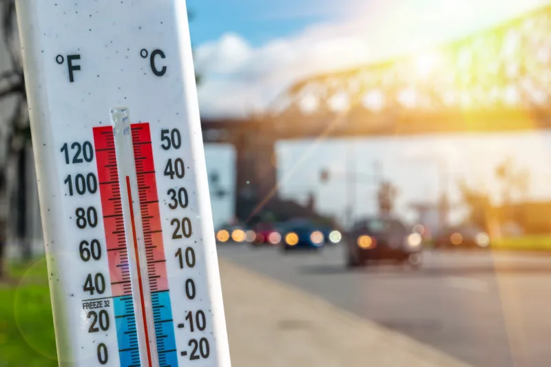 Thermometer,In,Front,Of,Cars,And,Traffic,During,Heatwave,In
