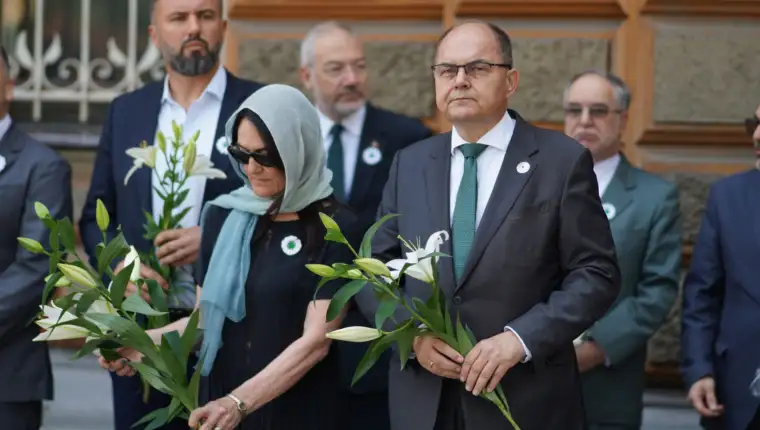 Građani Sarajeva odali počast koloni sa tabutima žrtava genocida u Srebrenici
