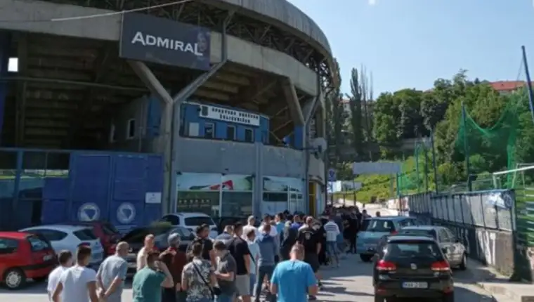 Grbavica, red za karte