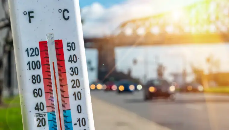 Thermometer,In,Front,Of,Cars,And,Traffic,During,Heatwave,In