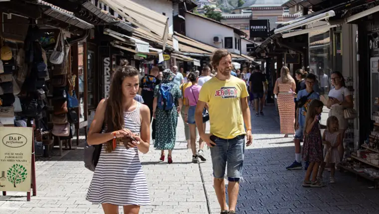AA-20230722-31739561-31739547-GRADANI_I_TURISTI_PREPLAVILI_ULICE_SARAJEVA