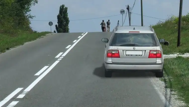 parkirati na uzbrdici