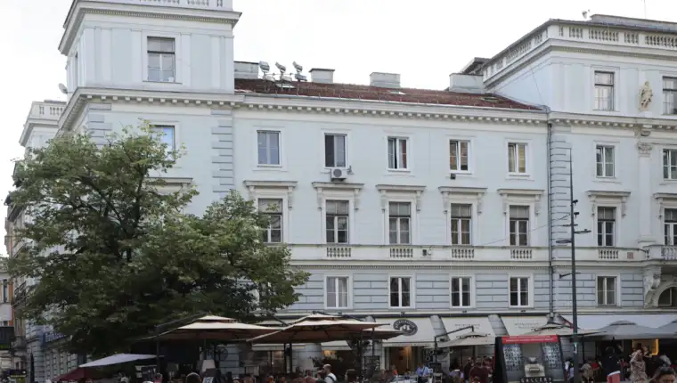 Vakufski objakat Gazi Husrev-begova palata, između trga Fra Grge Martića i ulicâ Ferhadija i Mula Mustafe Bašeskije u Sarajevu, nacionalizovan 1958. godine (2)