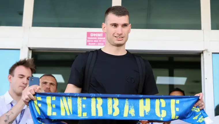 AA-20230824-31987369-31987366-TRANSFER_U_FENERBAHCE_LIVAKOVIC_DOPUTOVAO_U_ISTANBUL