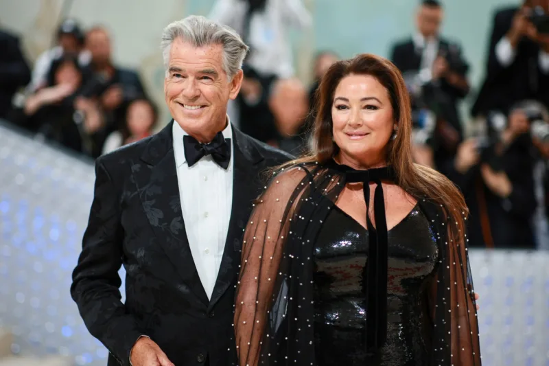 pierce brosnan sa suprugom