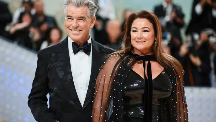 pierce brosnan sa suprugom