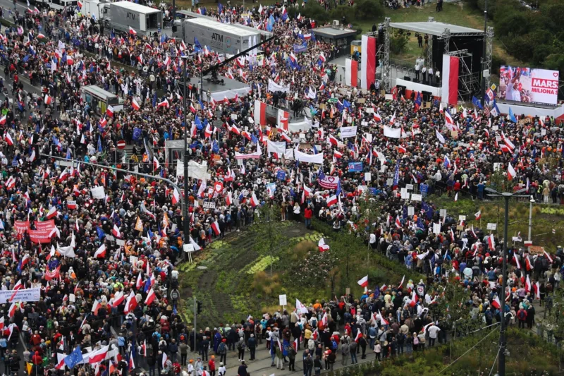 AA-20231001-32288283-32288278-POLJSKA_DESETINE_HILJADA_GRADANA_NA_MITINGU_OPOZICIJE_U_VARSAVI