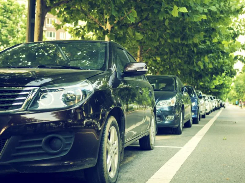 automobili parkirani