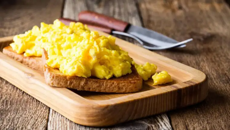 Scrambled eggs on two pieces of toast