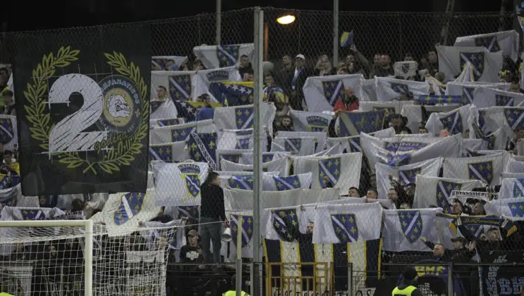 AA-20231016-32424188-32424184-BIH_DOCEKUJE_PORTUGAL_STADION_BILINO_POLJE_UKRASEN_ZASTAVAMA_S_LJILJANIMA