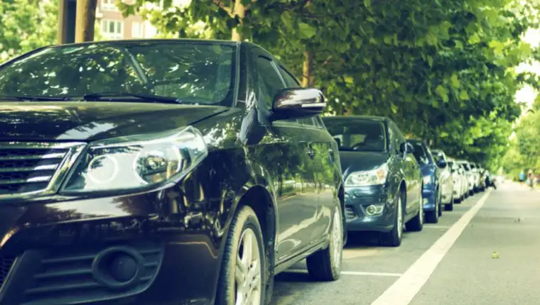automobili parkirani